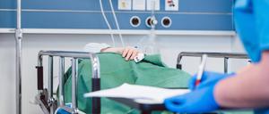 Nurse writing down data on patient in recovery room of modern hospital ,model released, Symbolfoto PUBLICATIONxINxGERxSUIxAUTxONLY Copyright: xKzenonx Panthermedia25877327