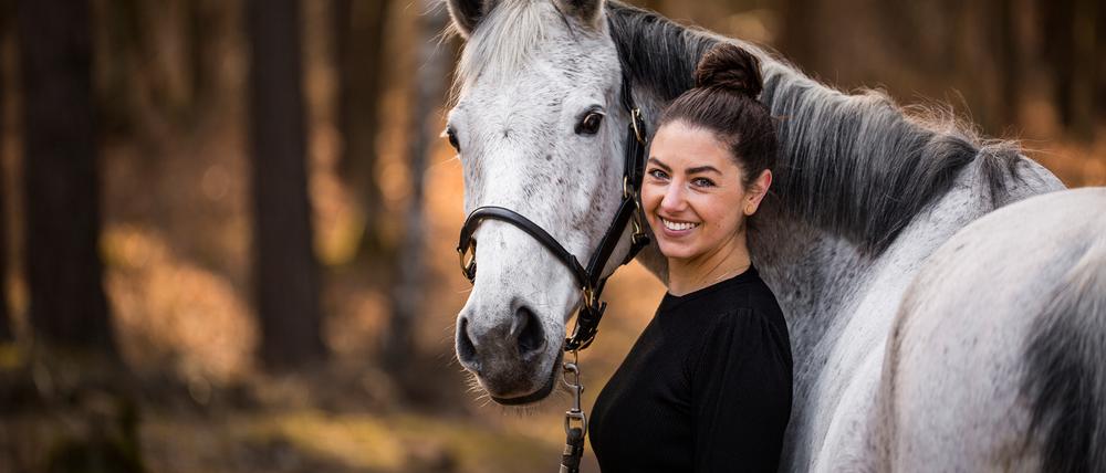 Caroline Liss mit ihrer Schimmelstute Namika.