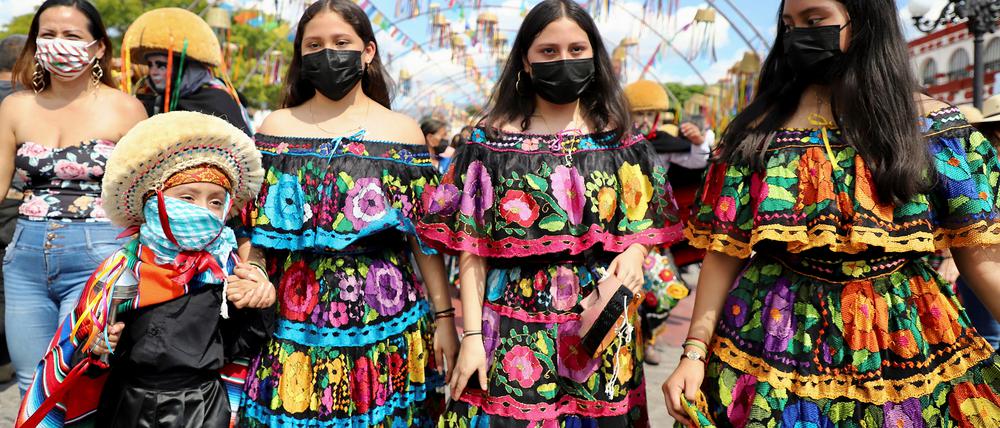 Besucherinnen eines Volksfestes in Mexiko, das trotz Corona stattfindet.