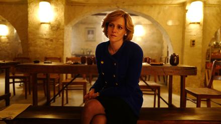 Die US-Schauspielerin Kristen Stewart als Prinzessin Diana in „Spencer“ in einer Szene, gedreht auf Schloss Marquardt in Potsdam.