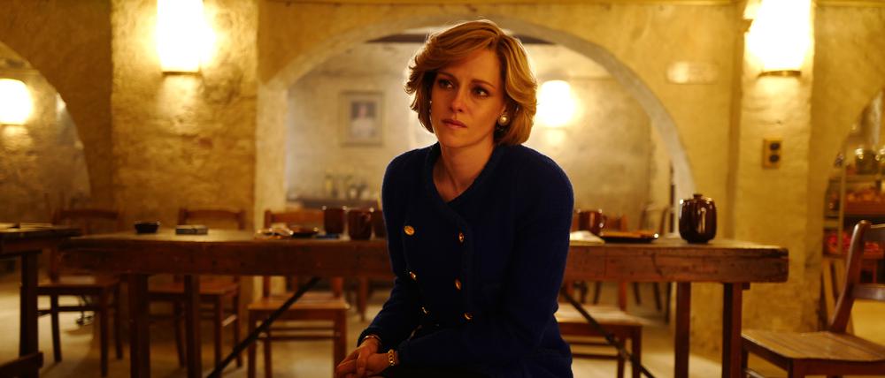Die US-Schauspielerin Kristen Stewart als Prinzessin Diana in „Spencer“ in einer Szene, gedreht auf Schloss Marquardt in Potsdam.