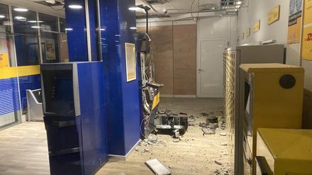 Ein Geldautomat der Postbank-Filiale in Berlin-Köpenick wurde in den frühen Morgenstunden des 14. Januars gesprengt. Täter entkamen mit Beute.
