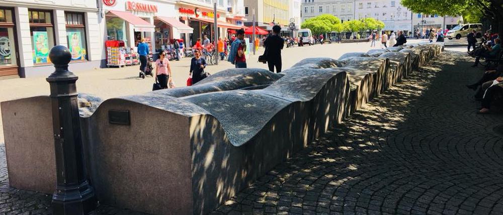 Hier die Havelwelle: Der Brunnen steht immer im Weg.