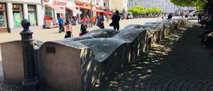 Hier die Havelwelle: Der Brunnen steht immer im Weg.