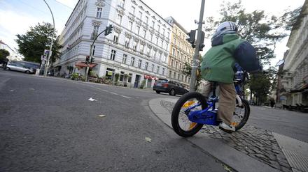 Der darf das nicht nur, sondern muss sogar: Für radelnde Kinder bis acht Jahre ist der Gehweg Pflicht.