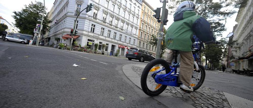 Der darf das nicht nur, sondern muss sogar: Für radelnde Kinder bis acht Jahre ist der Gehweg Pflicht.
