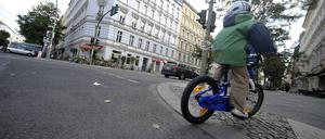 Der darf das nicht nur, sondern muss sogar: Für radelnde Kinder bis acht Jahre ist der Gehweg Pflicht.