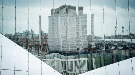 Die Universitätsklinik Charité mit dem Bettenhaus spiegelt sich in einer Bürohausfassade in Berlin-Mitte.