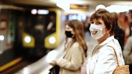 27.04.2020, Berlin: Fahrgäste mit Mund-Nasenschutz stehen am Morgen an der U-Bahnhaltestelle Alexanderplatz. In Berlin gilt im öffentlichen Nahverkehr zur Eindämmung des Coronavirus die Pflicht für das Tragen einer Bedeckung von Mund und Nase. Foto: Kay Nietfeld/dpa +++ dpa-Bildfunk +++ | Verwendung weltweit