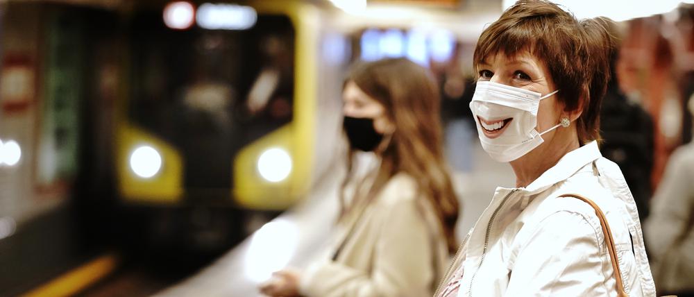 27.04.2020, Berlin: Fahrgäste mit Mund-Nasenschutz stehen am Morgen an der U-Bahnhaltestelle Alexanderplatz. In Berlin gilt im öffentlichen Nahverkehr zur Eindämmung des Coronavirus die Pflicht für das Tragen einer Bedeckung von Mund und Nase. Foto: Kay Nietfeld/dpa +++ dpa-Bildfunk +++ | Verwendung weltweit
