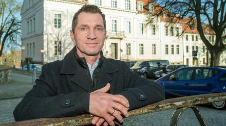 ARCHIV - Der Bürgermeister Ralf Lehmann (parteilos) steht am 04.03.2016 vor dem Rathaus des Kurortes Bad Freienwalde im Landkreis Märkisch-Oderland (Brandenburg). Mehr als 30 Bürgermeisterwahlen stehen in Brandenburgs Städten und Gemeinden an. (zu "Nicht nur Bundestagswahl: Viele Rathäuser werden neu besetzt" vom 17.09.2017) Foto: Patrick Pleul/dpa-Zentralbild/dpa +++ dpa-Bildfunk +++