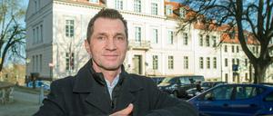 ARCHIV - Der Bürgermeister Ralf Lehmann (parteilos) steht am 04.03.2016 vor dem Rathaus des Kurortes Bad Freienwalde im Landkreis Märkisch-Oderland (Brandenburg). Mehr als 30 Bürgermeisterwahlen stehen in Brandenburgs Städten und Gemeinden an. (zu "Nicht nur Bundestagswahl: Viele Rathäuser werden neu besetzt" vom 17.09.2017) Foto: Patrick Pleul/dpa-Zentralbild/dpa +++ dpa-Bildfunk +++