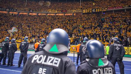 Polizeiaufgebot vor Fans beim Gastspiel von Dynamo Dresden bei Hertha BSC im Berliner Olympiastadion im Oktober 2019.