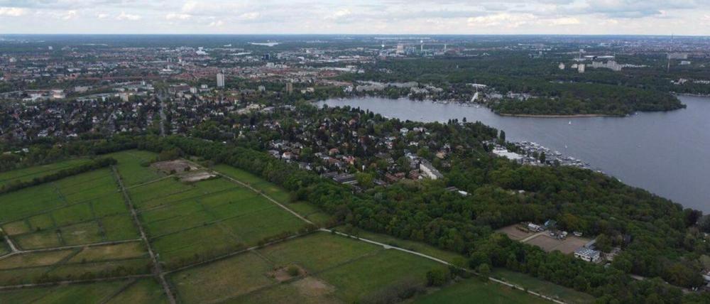 Blick aus einer Drohne: Gut zu erkennen die Havelbucht „Scharfe Lanke“, an der Einsteins Laube liegt.