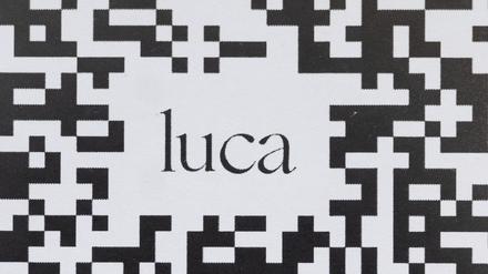 10.01.2022, Baden-Württemberg, Stuttgart: Ein Barcode, der mit der Luca-App zur Kontaktnachverfolgung gescannt werden kann, hängt in einem Einzelhandelsgeschäft an einer Schutzscheibe. (zu dpa "Checkt das Land bei Luca-App ein oder aus? Entscheidung erst später") Foto: Marijan Murat/dpa +++ dpa-Bildfunk +++