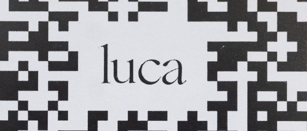 10.01.2022, Baden-Württemberg, Stuttgart: Ein Barcode, der mit der Luca-App zur Kontaktnachverfolgung gescannt werden kann, hängt in einem Einzelhandelsgeschäft an einer Schutzscheibe. (zu dpa "Checkt das Land bei Luca-App ein oder aus? Entscheidung erst später") Foto: Marijan Murat/dpa +++ dpa-Bildfunk +++