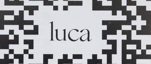 10.01.2022, Baden-Württemberg, Stuttgart: Ein Barcode, der mit der Luca-App zur Kontaktnachverfolgung gescannt werden kann, hängt in einem Einzelhandelsgeschäft an einer Schutzscheibe. (zu dpa "Checkt das Land bei Luca-App ein oder aus? Entscheidung erst später") Foto: Marijan Murat/dpa +++ dpa-Bildfunk +++