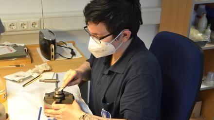 Ruhige Hand. Maxine Nele Palm hat ihre Ausbildung als Graveurin, Fachrichtung Reliefgraviertechnik, abgeschlossen und gewann den Wettbewerb mit ihrem Gesellenstück.