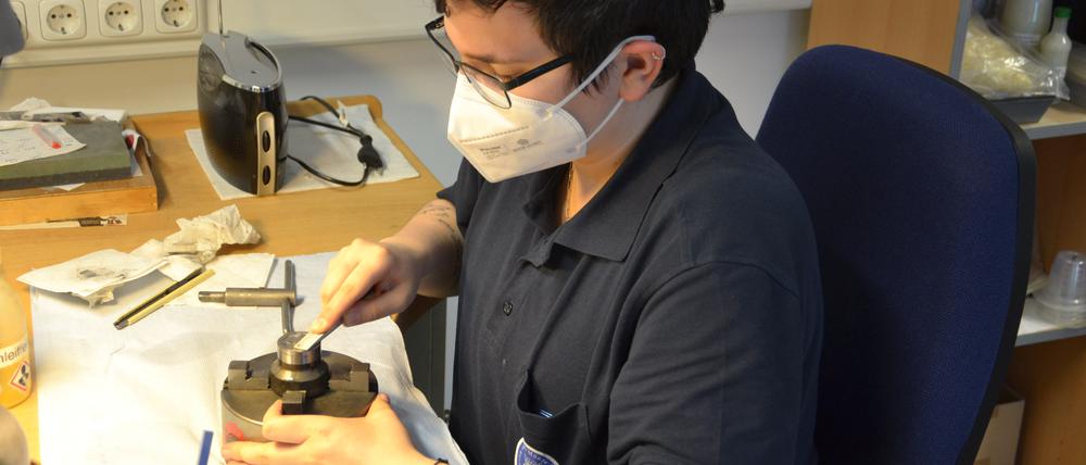 Ruhige Hand. Maxine Nele Palm hat ihre Ausbildung als Graveurin, Fachrichtung Reliefgraviertechnik, abgeschlossen und gewann den Wettbewerb mit ihrem Gesellenstück.