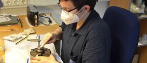 Ruhige Hand. Maxine Nele Palm hat ihre Ausbildung als Graveurin, Fachrichtung Reliefgraviertechnik, abgeschlossen und gewann den Wettbewerb mit ihrem Gesellenstück.