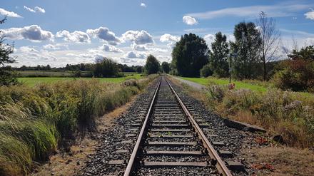 Auf der Stammstrecke der Heidekrautbahn sollen schnell wieder Züge fahren.