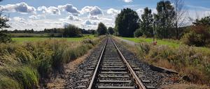 Auf der Stammstrecke der Heidekrautbahn sollen schnell wieder Züge fahren.