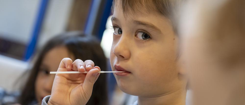 Die Kinder in einer Kindertagesstätte machen am Vormittag eine Corona-Pooltestung (Lollitest), die nun regelmäßig durchgeführt werden soll. Am Montag, 10.01.2022 haben in Bayern die Schulen und auch die meisten Kindertagesstätten wieder geöffnet - mit Änderungen bei den Vorgaben zu Corona-Tests für Krippen- und Kindergartenkinder. +++ dpa-Bildfunk +++