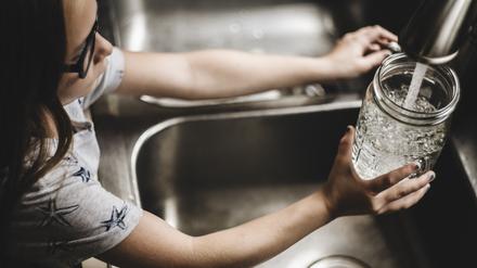 Blei zählt nach wie vor zu den Schadstoffen in unserer Umwelt. Bei alten Rohren kann es auch im Trinkwasser enthalten sein. 