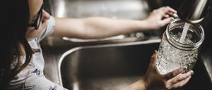 Blei zählt nach wie vor zu den Schadstoffen in unserer Umwelt. Bei alten Rohren kann es auch im Trinkwasser enthalten sein.