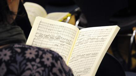 Wer im Chor singt, muss derzeit mit Abstand proben. Das bringt Schwierigkeiten mit sich.