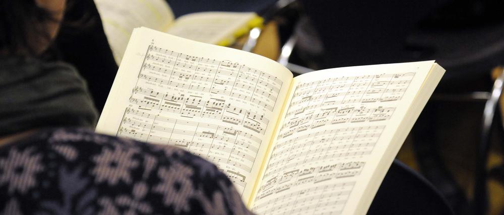 Wer im Chor singt, muss derzeit mit Abstand proben. Das bringt Schwierigkeiten mit sich. 