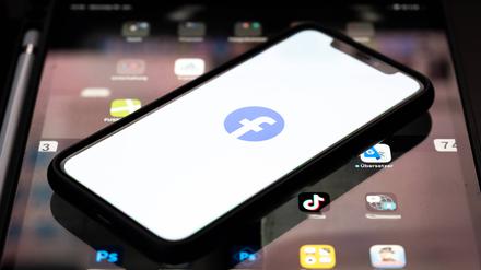 Die Facebook-App auf einem Smartphone (Symbolfoto).