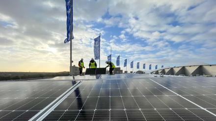 Die ersten von später mehr als 1600 dunkelgrauen Solarmodulen wurden bereits auf dem Stadion installiert.