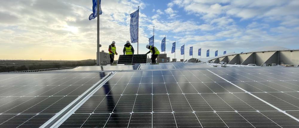 Die ersten von später mehr als 1600 dunkelgrauen Solarmodulen wurden bereits auf dem Stadion installiert.