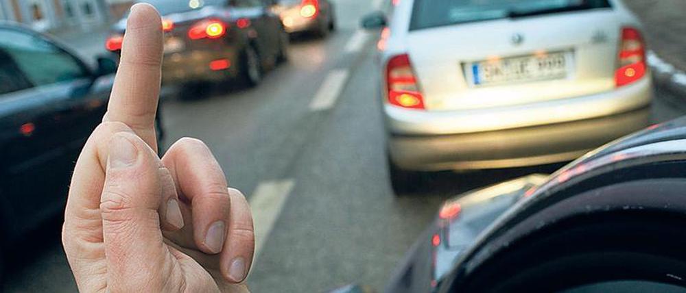 Für einen Stinkefinger im Straßenverkehr gibt’s vor Gericht oft 20 Tagessätze Geldbuße.