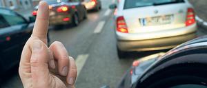 Für einen Stinkefinger im Straßenverkehr gibt’s vor Gericht oft 20 Tagessätze Geldbuße.