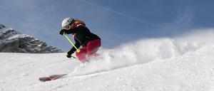 Die Pandemie dämpft die Reiselust, doch viele Deutsche wollen in den Winterferien dennoch nicht auf Schnee verzichten. 