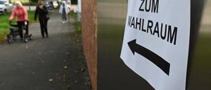 Ein Zettel mit der Aufschrift "Zum Wahlraum" hängt an einem eingerichteten Wahllokal. +++ dpa-Bildfunk +++