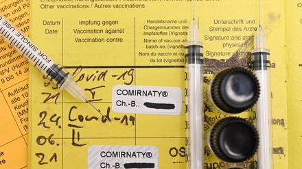 Stock- und Symbolbilder I 20.01.2022 Gesundheitszeugnis zum Nachweis von Impfungen: Impfpass, Internationale Bescheinigung über Impfungen und Impfbuch, Impfbescheinigung, Comirnaty, Moderna, Biontech, Johnson&Johnson, 2G, 2G, 3G, 3G Hamburg Neugraben Hamburg Deutschland Copyright: xLobeca/FelixxSchlikisx 