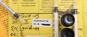 Stock- und Symbolbilder I 20.01.2022 Gesundheitszeugnis zum Nachweis von Impfungen: Impfpass, Internationale Bescheinigung über Impfungen und Impfbuch, Impfbescheinigung, Comirnaty, Moderna, Biontech, Johnson&Johnson, 2G, 2G, 3G, 3G Hamburg Neugraben Hamburg Deutschland Copyright: xLobeca/FelixxSchlikisx 