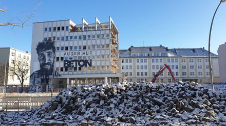 Erst der Abriss. Bis Ende Januar 2022 soll das alte Gebäude abgerissen sein.