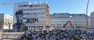 Erst der Abriss. Bis Ende Januar 2022 soll das alte Gebäude abgerissen sein.