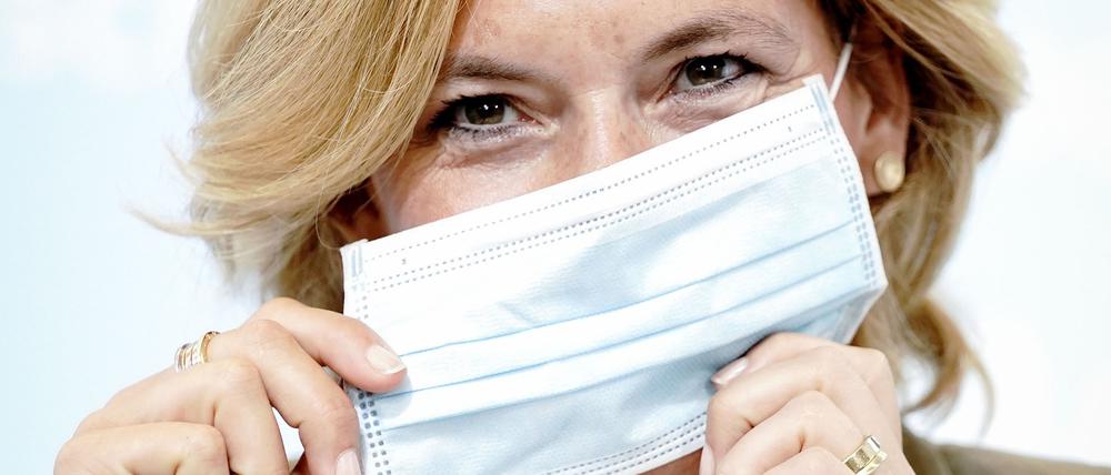 19.08.2020, Berlin: Julia Klöckner (CDU), Bundesministerin für Ernährung und Landwirtschaft, kommt mit einem Mund-Nasen-Schutz zur Pressekonferenz in ihrem Ministerium. Thema war die Nutri-Score Lebensmittelkennzeichnung und ein Gesetzentwurf, der sowohl die Wettbewerbssituation heimischer Winzer als auch die Verbraucher-Informationen verbessern soll. Foto: Kay Nietfeld/dpa +++ dpa-Bildfunk +++