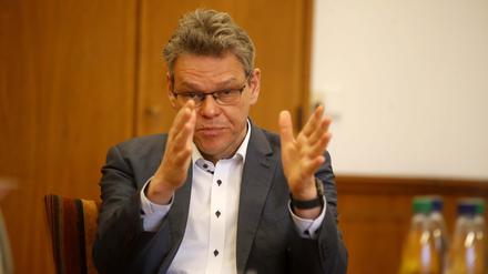 Die Personalknappheit in den Bezirken könnten mittelfristig nur Fortbildungen und das Duale Studium beheben, meint Jörn Oltmann, Bürgermeister von Tempelhof-Schöneberg.