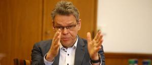 Die Personalknappheit in den Bezirken könnten mittelfristig nur Fortbildungen und das Duale Studium beheben, meint Jörn Oltmann, Bürgermeister von Tempelhof-Schöneberg.