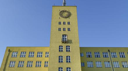 Schuften für Hitlers Krieg. Im früheren Luftfahrtgerätewerk setzte der Siemens-Konzern Zwangsarbeiter für die Rüstungsproduktion ein. Nahe dem alten Fabrikgebäude mit dem Uhrenturm soll das „Carossa-Quartier“ mit 1800 Wohnungen entstehen.