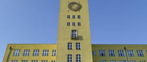 Schuften für Hitlers Krieg. Im früheren Luftfahrtgerätewerk setzte der Siemens-Konzern Zwangsarbeiter für die Rüstungsproduktion ein. Nahe dem alten Fabrikgebäude mit dem Uhrenturm soll das „Carossa-Quartier“ mit 1800 Wohnungen entstehen.