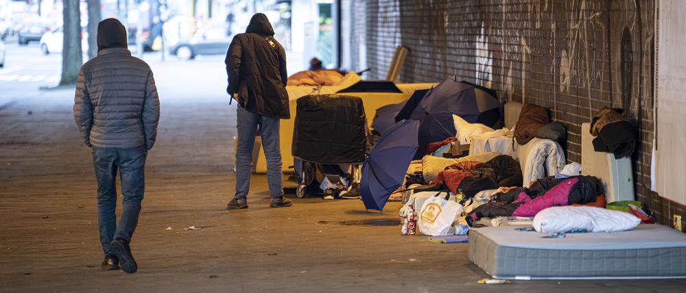 Obdachlose hausen bei kalten Temperaturen unter der Bahnbrücke am Stuttgarter Platz.
