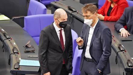 Olaf Scholz und Karl Lauterbach im Gespräch Wahl des Bundeskanzlers im Plenarsaal des Bundestages Berlin Bundestag Berlin GER *** Olaf Scholz and Karl Lauterbach in conversation Election of the Federal Chancellor in the plenary hall of the Bundestag Berlin Bundestag Berlin GER 