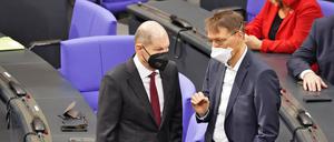 Olaf Scholz und Karl Lauterbach im Gespräch Wahl des Bundeskanzlers im Plenarsaal des Bundestages Berlin Bundestag Berlin GER *** Olaf Scholz and Karl Lauterbach in conversation Election of the Federal Chancellor in the plenary hall of the Bundestag Berlin Bundestag Berlin GER 